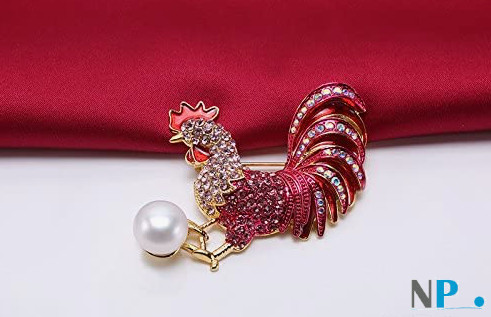 Broche coq rouge avec perle d'eau douce