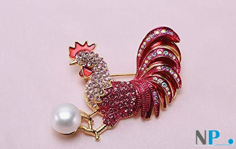 Broche coq rouge avec perle d'eau douce
