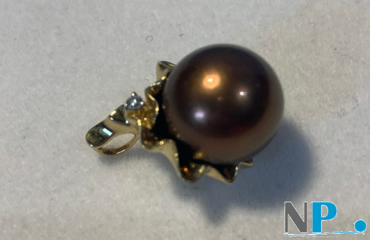 Pendentif Corolle avec une perle de Tahiti couleur Chocolat de 11 à 12 mm