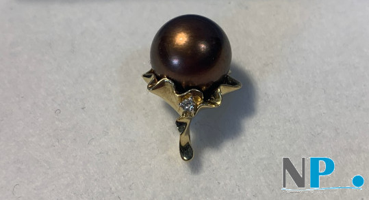 Pendentif Corolle avec une perle de Tahiti couleur Chocolat de 11 à 12 mm