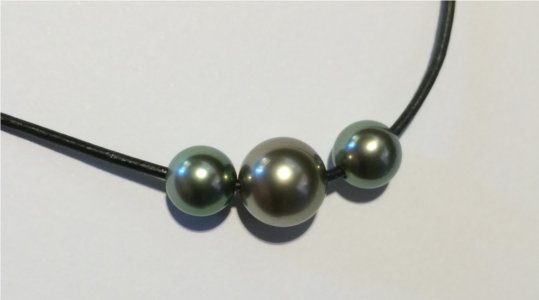 Collier sur cordon de cuir avec trois perles de Tahiti