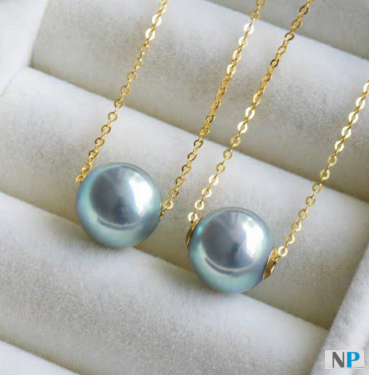 Chaine en or jaune 18k traversant une perle d'Akoya bleu argentée