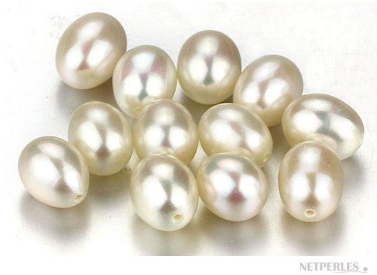 Perles d'eau douce ovales blanches de très belle qualité