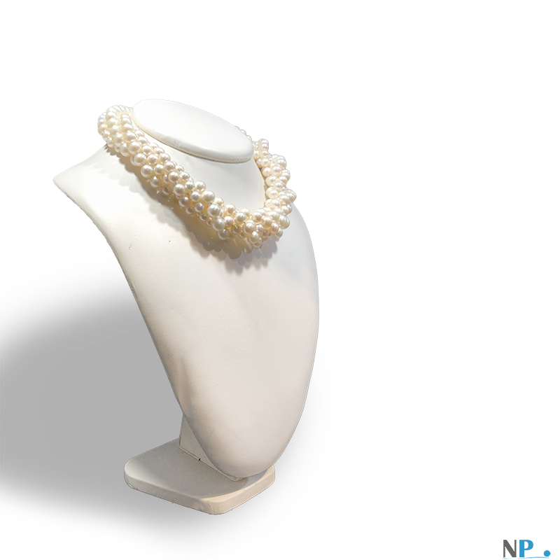 Collier de perles multirangs de plusieurs diametre different torsadé. Une merveille très moderne