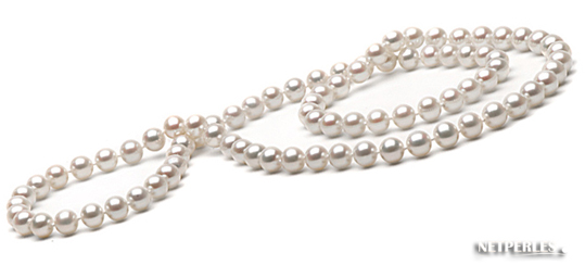 long collier de perles de culture d'eau douce blanhces