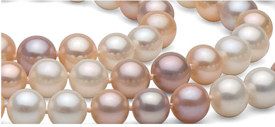 Gros plan du triple rang de perles d'eau douce multicolores
