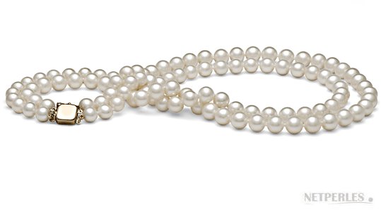 Collier double rang de perles blanches d'eau douce  avec fermoir en or 14 carats