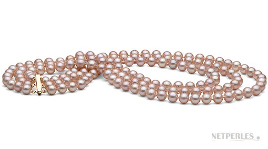 Magnifique collier triple rang de perles d'eau douce couleur pêche avec fermoir en or 14 carats