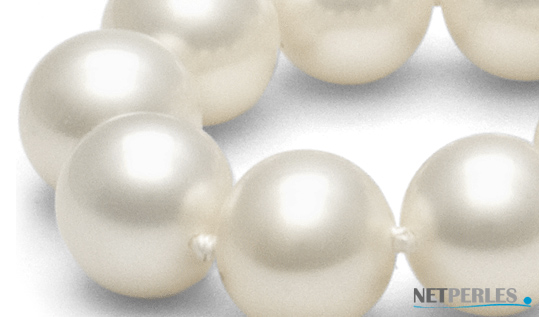 gros plan sur des perles d'eau douce blanches qualité AAA