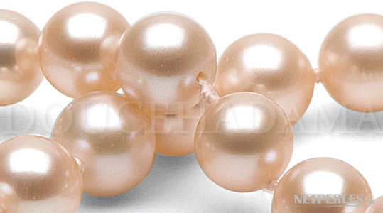 Perles d'eau douce qualité Doucehadama vues en gros plan, perles de 6,5 à 7,0 mm