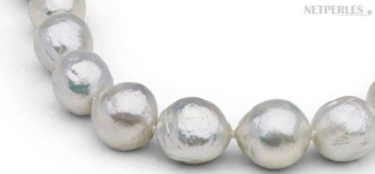 Gros plan sur des perles de culture d'eau douce baroques Ripple, blanches proposées par NETPERLES