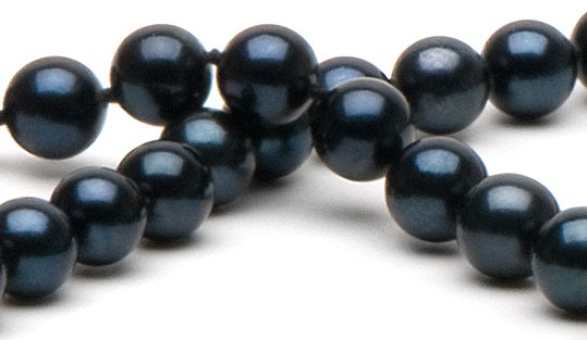 Perle nere Akoya, base di grigio scuro con riflessi blu notte