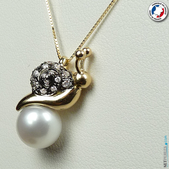 Collier d'une perle blanche avec beliere en or 18 carats et perle d'eau douce blanche