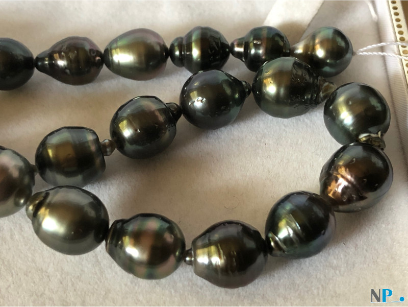 Rang de perles noires de Tahiti baroques 