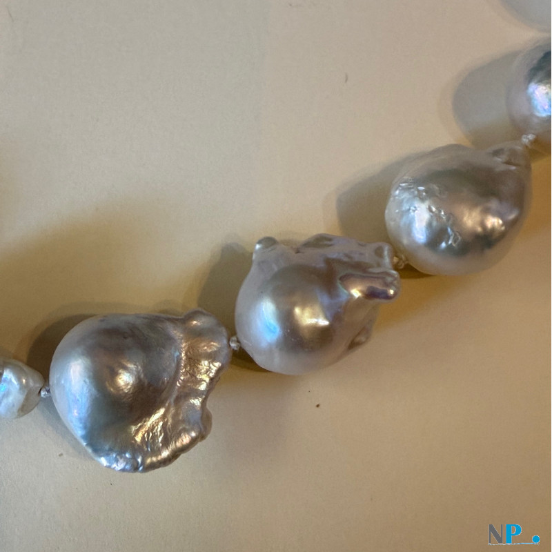 Gros plan sur ces perles Fireball brillantes et aux reflets exceptionnels