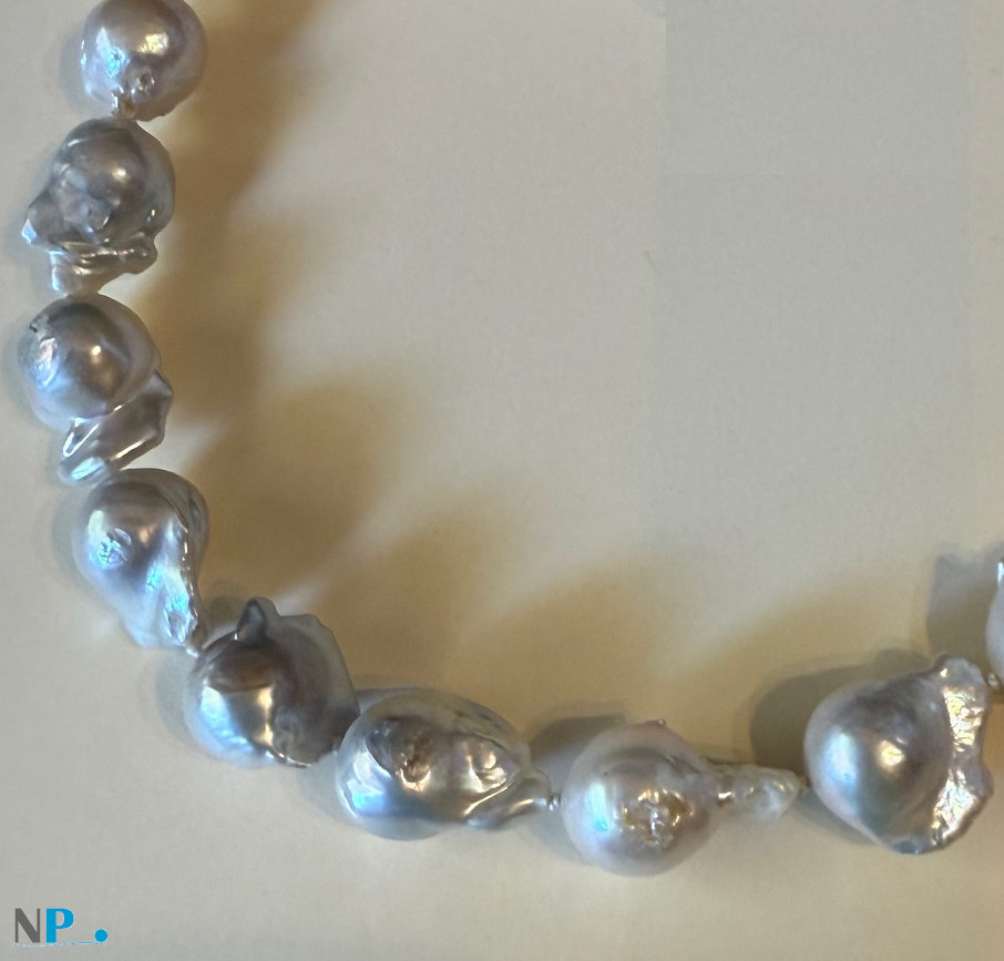 Gros plan sur ces perles Fireball brillantes et aux reflets exceptionnels