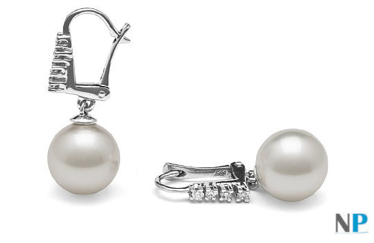 Boucles d'oreilles de perles d'eau salée Akoya 9-9,5 mm en or gris 18k avec diamants