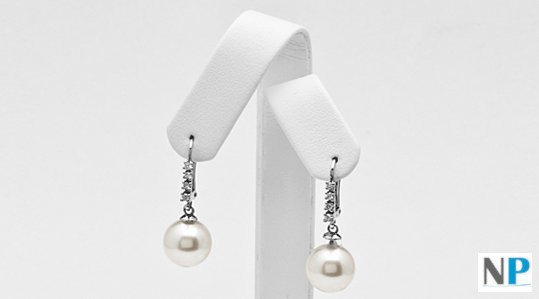 Boucles d'oreilles de perles d'eau salée Akoya 9-9,5 mm avec diamants