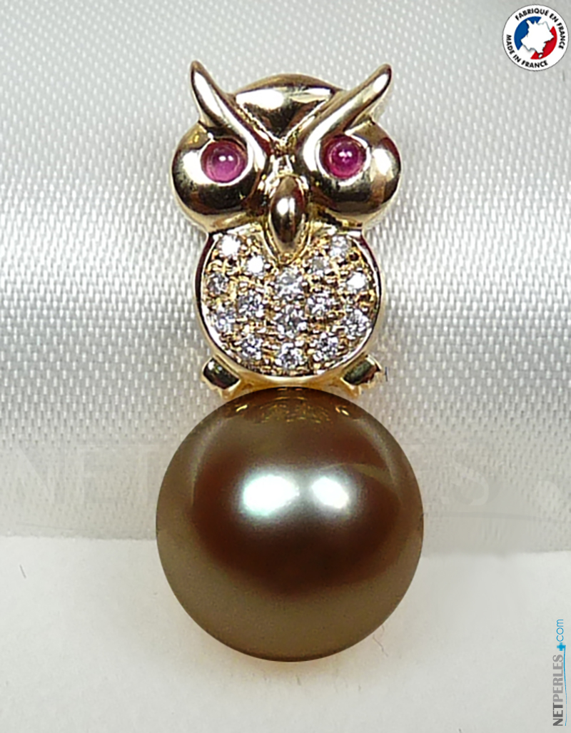 Bijou en forme de hibou en or 18 carats avec des pierres serties à grain pour les diamants et les rubis.