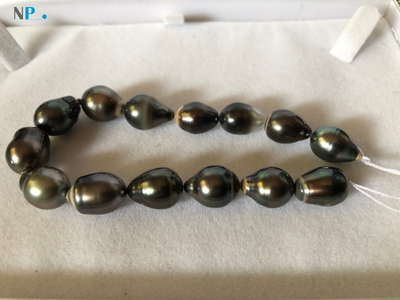 Rang de perles noires de Tahiti baroques