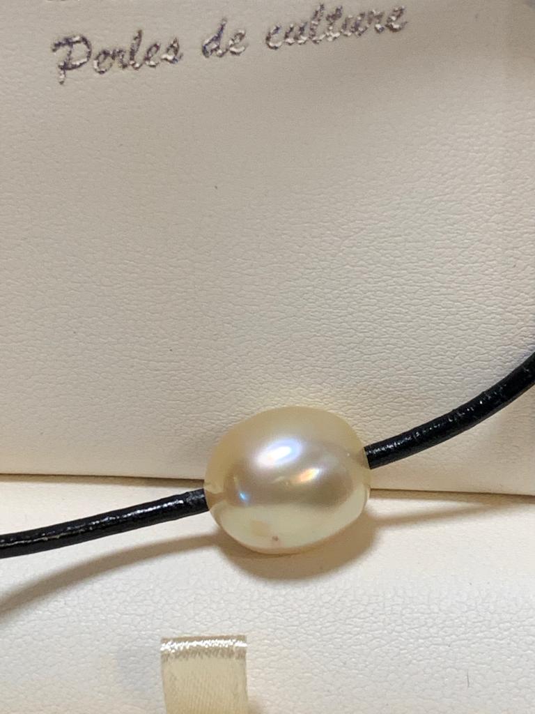 cordon cuir traversant une perle des Philippines en forme de goutte