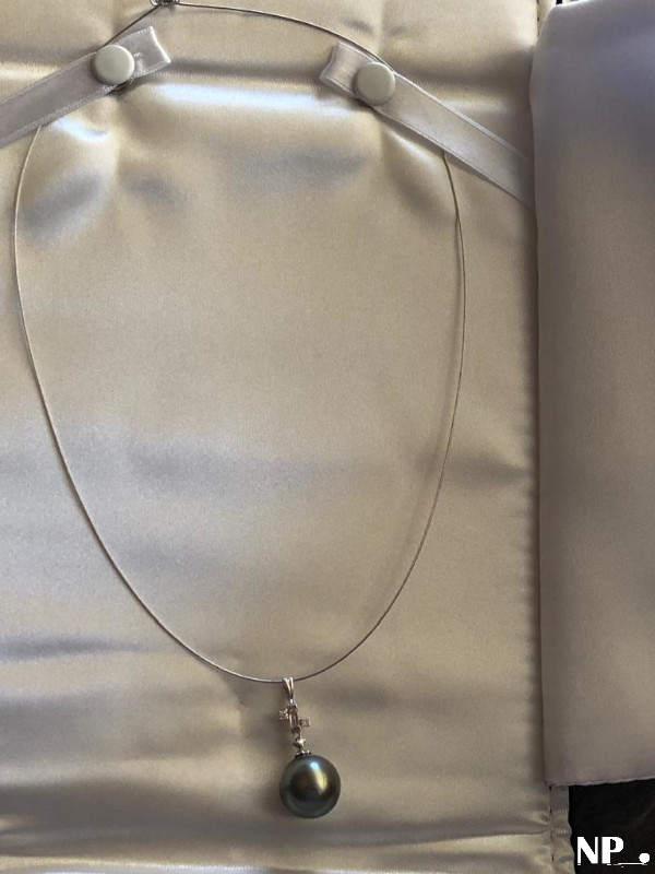 Pendentif Or et diamants avec Perle noire de tahiti avec un cable en or gris 18k (optionnel)
