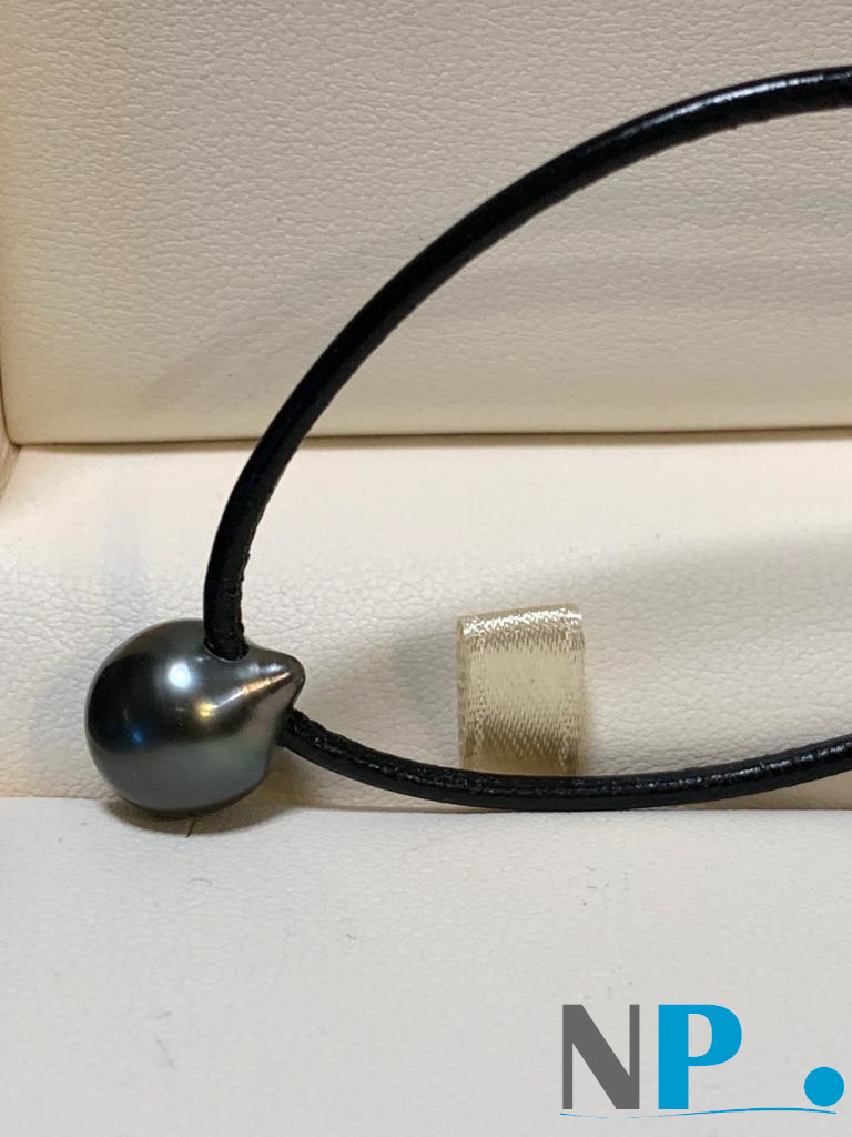 Collier en cuir avec une perle de Tahiti en forme de Goutte