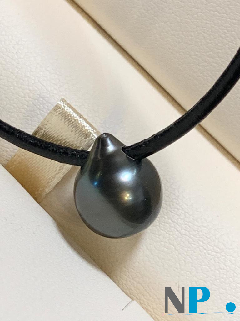Collier en cuir avec une perle de Tahiti en forme de Goutte