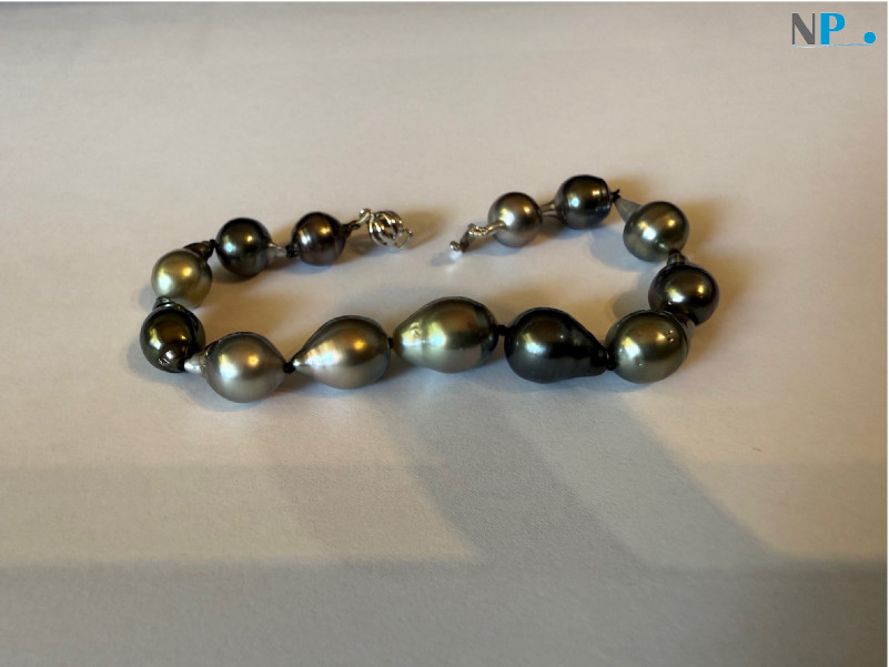 Rang de perles noires de Tahiti baroques