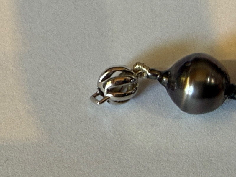 perles noires de Tahiti baroques