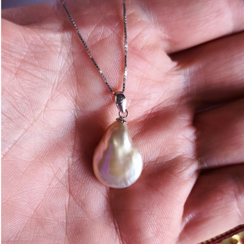 Pendentif en Argent 925 et perle Soufflée d'Eau Douce de grande dimension. Une perle rare!! Pendentif en Argent 925 et perle Soufflée d'Eau Douce de grande dimension. Une perle rare!!