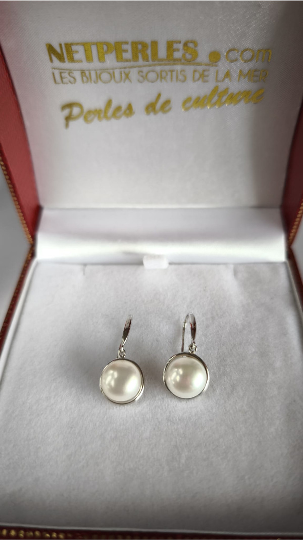 Boucles d'oreilles de perles d'eau douce d'un coté plat Boucles d'oreilles de perles d'eau douce d'un coté plat