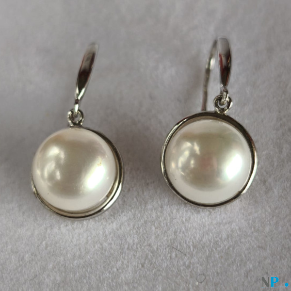 Boucles d'oreilles de perles d'eau douce d'un coté plat Boucles d'oreilles de perles d'eau douce d'un coté plat