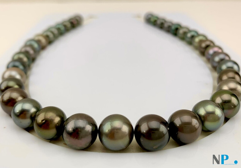 collier de vraies perles noires de tahiti , couleurs variées