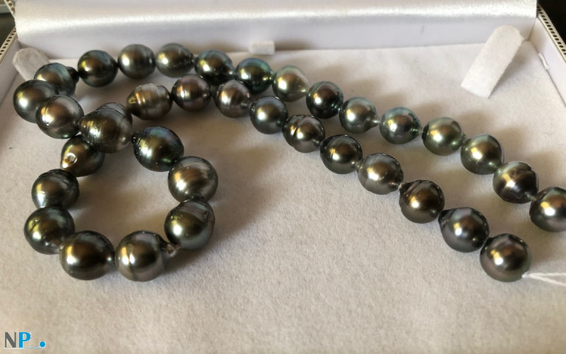 Rang de perles noires de Tahiti baroques 