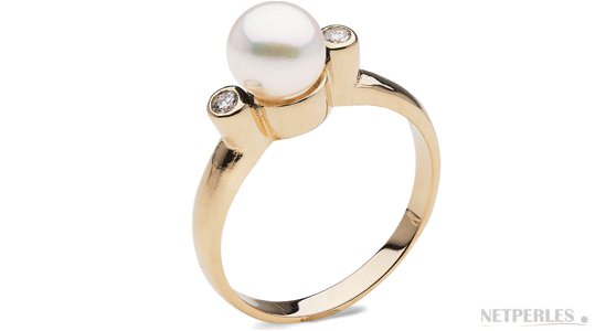 Bague Romantique en Or Jaune et perle d'Akoya AAA avec deux diamants