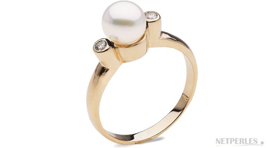 Bague Romantique en Or Jaune et perle d'Akoya AAA avec deux diamants