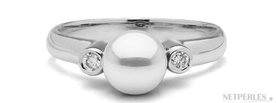 Bague Romantique en Or Gris et perle d'Akoya AAA avec deux diamants