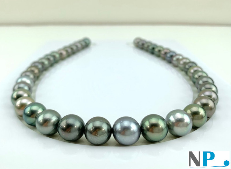 Collier de perles noires de tahiti, bien rondes qualité AA+ 
