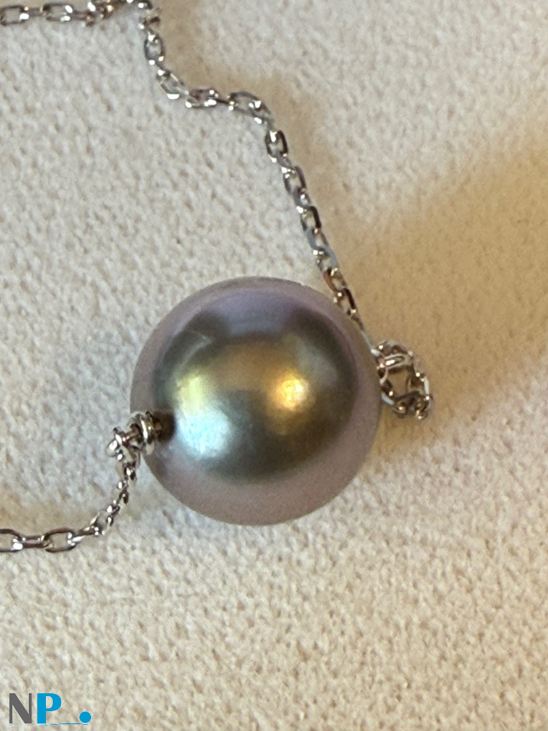 Sublime perle de Tahiti  gris argenté reflets vert amande AAA