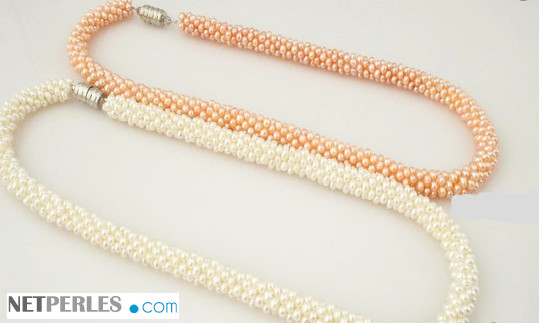 Collier en torsade , perles d'eau douce de 2 mm, blanches, lavandes ou roses pêches