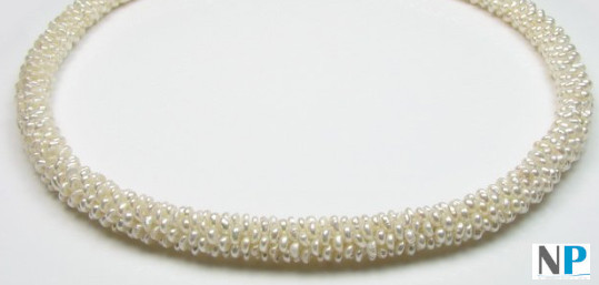 Collier en torsade , perles d'eau douce de 2 mm, blanches en formes patate