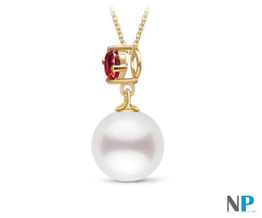 Prsie de vue de coté pour présenter le pendentif avec la tourmaline rouge, la perle blanche, en or jaune 18k