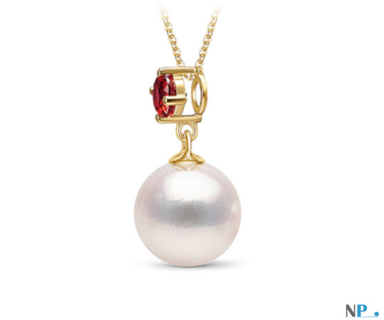 Prsie de vue de coté pour présenter le pendentif avec la tourmaline rouge, la perle blanche, en or jaune 18k