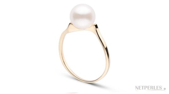 Anello leggermente asimmetrico con perla Akoya bianca, oro 18k