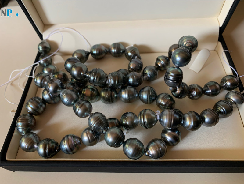 Rang de perles noires de Tahiti baroques 