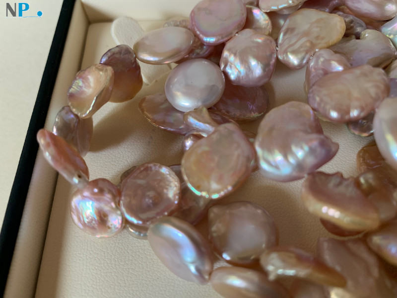 Collier de perles Keshi d'eau douce nacrées aux reflets rosés