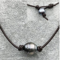 Collier en cuir avec une perle de Tahiti 13-14 mm et fermé avec une perle de Tahiti