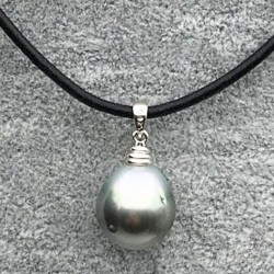 Pendentif en Argent perle de Tahiti 12-13 mm sur cuir et fermé avec une perle 8-9 mm