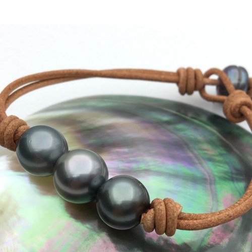 Bracelet Cuir avec 3 perles de Tahiti 11-12 mm AA sur Cuir, unisexe